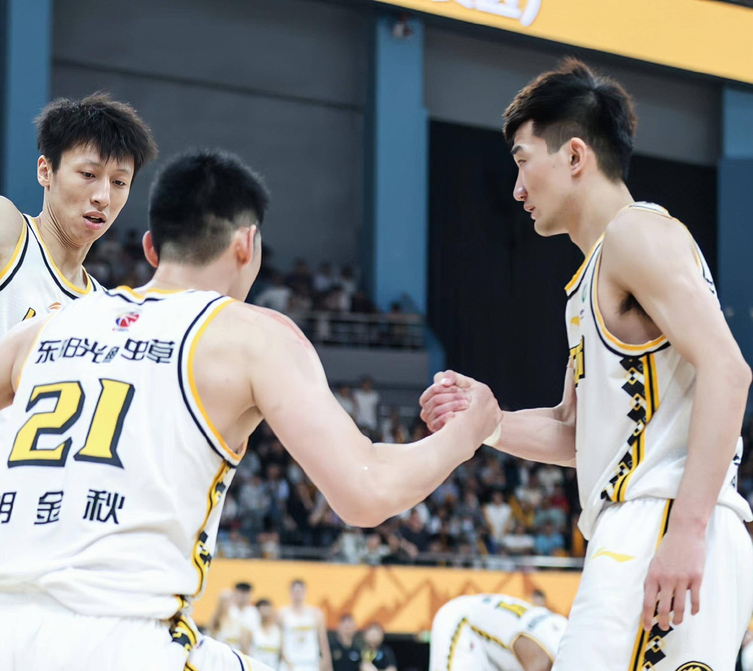 包含赛后新奥尔良鹈鹕备战CBA季后赛，篮板制胜细节曝光，质疑声仍在，更衣室氛围转暖的词条