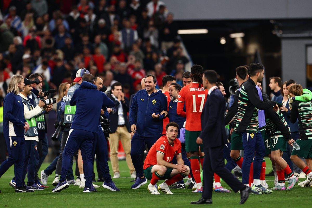 费耶诺德发布备战花絮，赛后防线松动，意甲任务艰巨，团队化学反应显著的简单介绍